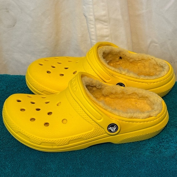 CROCS Yellow Clogs with Fuzzy Lining - Picture 5 of 9